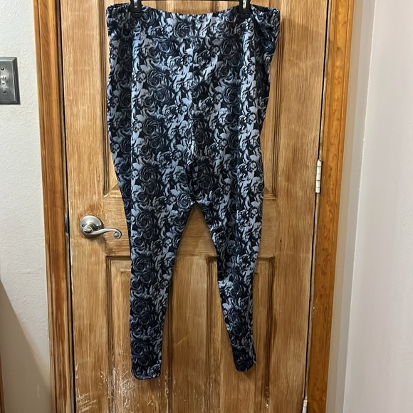 Silver and Black Rose Patterned Yoga Legging - Picture 2 of 5